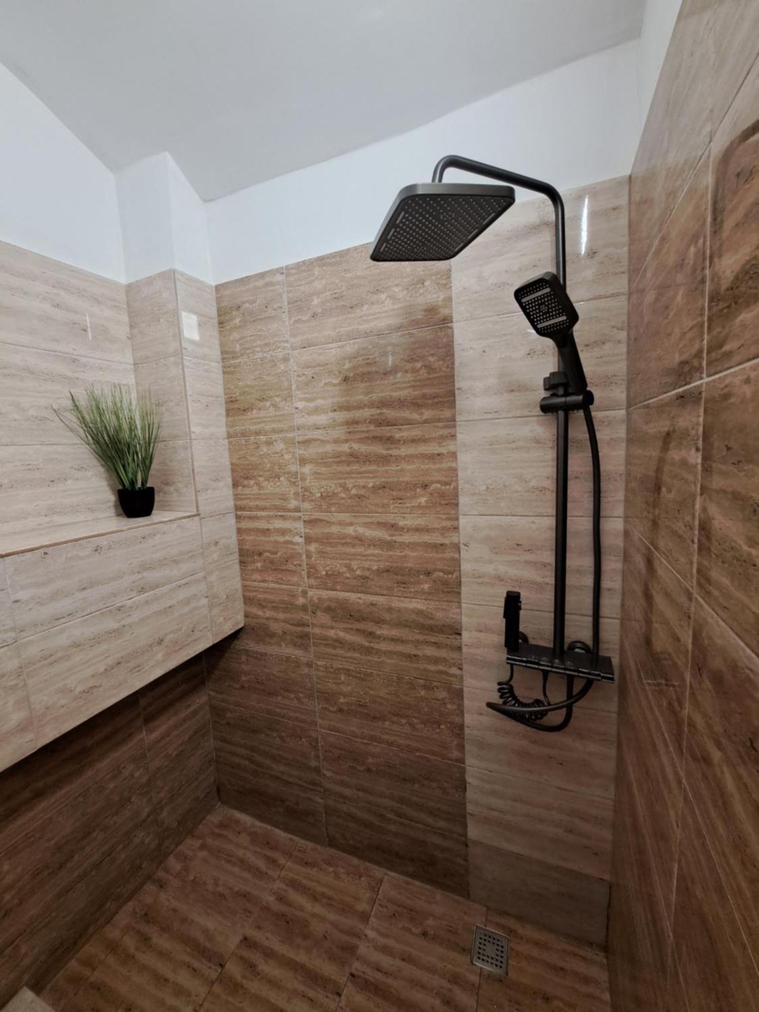 Regim Hotelier Pietonală Oradea Zimmer foto